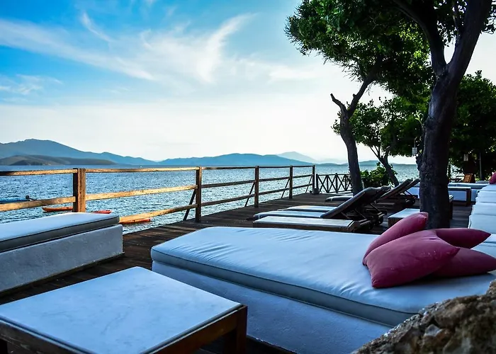 Melies- Seaside Boutique