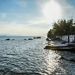 Melies- Seaside Boutique Chorto
